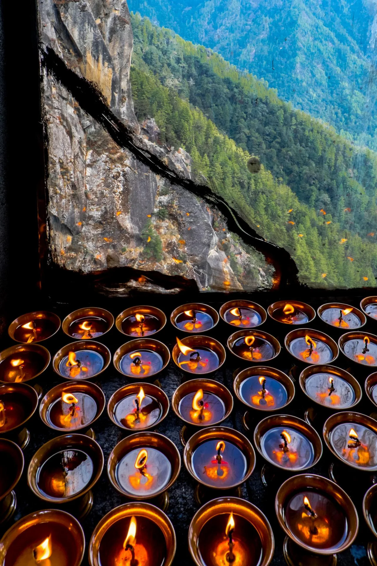 LỄ CÚNG DƯỜNG ĐÈN BƠ Ở BHUTAN - NGHI THỨC TÂM LINH THẮP SÁNG NIỀM TIN DÃY HIMALAYA