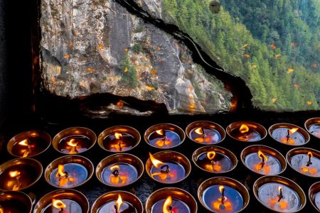 LỄ CÚNG DƯỜNG ĐÈN BƠ Ở BHUTAN – NGHI THỨC TÂM LINH THẮP SÁNG NIỀM TIN DÃY HIMALAYA